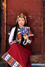 beautiful Tibetan costumes in Lhasa ...