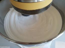 Un Layer Cake D Ete Aux Fraises Plutot Leger En 2020 Layer Cake Cake Biscuits Moelleux