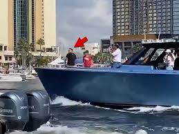 Tampa bay buccaneers quarterback tom brady is expanding his yacht collection. Tom Brady Pulls Up To Buccaneers Super Bowl Parade In His 2m Yacht Video