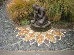 Kieselstein Mosaik Im Garten Legen Fur Hubsche Wege Terrassen Mosaikmuster Mediterran Holz Selber Terrasse Diy Deko Kieselmosaik Gartenfliesen Mosaik