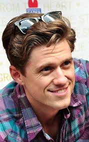 Aaron Tveit — Wikipédia