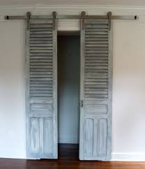 Nouveau Absolument Gratuit Porte Ancienne Repeinte Astuces In 2020 Barn Door Decor Small Closet Door Ideas