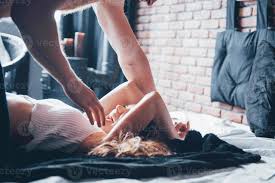 giovane coppia sexy. relazioni sensuali, luomo e la donna sono nudi.  4041276 Stock Photo su Vecteezy