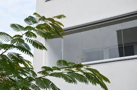 Glas Faltwand Fur Balkon Fur Eine Komplette Offnung Des Balkons Pflanzenblatter Terrassenverglasung Faltwand