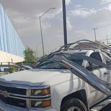Vientos Derriban Estructura de Cine en Ciudad Juárez; Camioneta Resulta Dañada