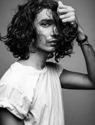 Langes Lockiges Haar Herrenfrisur Natuerliche Locken Maennerhaar Frisuren Langhaar Haar Styling Lange Lockenfrisuren