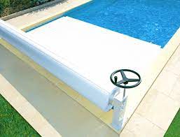 Puoi scegliere tra coperture invernali, isotermiche e coperture automatiche a tapparella. Copertura A Tapparelle Manu Di Sicurezza Per Piscine Rettangolari Bsvillage Com