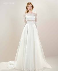 Wedding dresses that stand out for their sublime tailoring, unique design and femininity. Jesus Peiro Brautmoden Brautkleider Hochzeitskleider Abendkleider Balayi