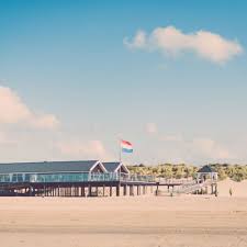 Heiraten Am Strand Von Renesse Mit Den Fussen Im Sand Und Umgeben Von Frischer Meeresluft Heiraten Am Strand Strandhochzeit Hochzeit