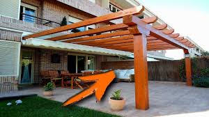 Podemos encontrar pérgolas techadas con láminas de madera, con lona, con plantas o, como en la pérgola de la imagen, con vidrio. Los Mejores Disenos De Pergolas De Madera Youtube