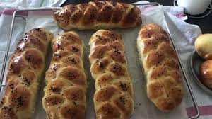 Preparez Vos Hallot De Chabbat Avec Pascale Bensimon Suivant La Recett In 2020 Shabbat Dinner Food Hot Dog Buns