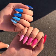 Cabelos tingidos em tons pastel são uma tendência há algumas temporadas. Unhas Coloridas 2020