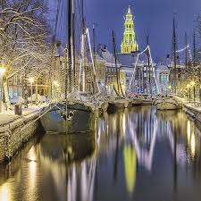 Someone Noticed The White Stuff Falling From The Sky Yep It Is Snowing In Groningen Here S A Throwback To The Beaut Falling From The Sky Instagram Groningen