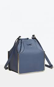 Carven Sac Seau Saint Sulpice Porte Travers A Une Bandouliere Reglable Fabrique En Cuir De Veau Velours Et Presente Un Bags Leather Bucket Bag Stylish Bag
