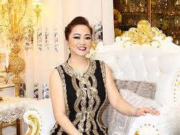 Trong video, bà nguyễn phương hằng đã có phát biểu về việc chủ tịch ubnd tỉnh bình thuận bao che cho ông võ hoàng yên trong hoạt động chữa đến ngày 8/4, thanh tra sở thông tin và truyền thông đã ban hành quyết định xử phạt vi phạm hành chính đối với bà nguyễn phương hằng số tiền. Vá»£ Ong DÅ©ng Lo Voi NgÆ°á»i Ä'an Ba Bi áº©n Va Nhá»¯ng Lá»i Theu Dá»‡t Cay Nghiá»‡t