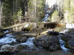 Cascada 7izvoare si cabana care foloseste ca loc de captare. Cascada 7 Izvoare UnicÄ In Romania Travelica