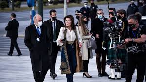Ποια η νύφη της, έλλη παπαδιαμάντη, ταπεινής καταγωγής Gianna Aggelopoyloy Sthn E8nikh Pinako8hkh Me Paradosiako Amaniko Segkoyni
