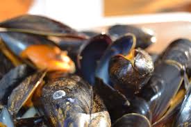 Qu Elles Sont Delicieuses Les Moules Made In Charron Pays Aunis Marais Poitevin Charente Maritime Tourisme Charentemaritime Terr Food Fruit How To Make