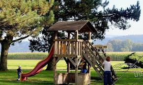 Besonders interessant für diesen riesenspaß an heißen sommertagen sind die smoby rutschen, die einen integrierten wasseranschluss haben. Kleinkindrutsche Babyrutsche Fur Den Garten Darauf Sollten Sie Achten Gartentipps Info