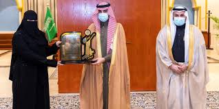 بداية من ثروة الامير عبدالعزيز وزير الدولة سابقاً والتفاصيل الخاصة بحياته بعد خروجه من القصور الملكية وتربع العرش لأولأد الملك عبدالله بن عبدالعزيز ال سعود ! Ø§Ù„Ø£Ù…ÙŠØ± ÙÙŠØµÙ„ Ø¨Ù† Ù†ÙˆØ§Ù ÙŠÙƒØ±Ù… Ù…Ù…Ø±Ø¶Ø© ÙˆÙŠØ±Ø£Ø³ Ø§Ø¬ØªÙ…Ø§Ø¹ Ù…ÙŠØ¯Ø§Ù† ÙØ±ÙˆØ³ÙŠØ© Ø§Ù„Ø¬ÙˆÙ