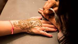 How to learn the art of henna tattooing. Henna Tattoos Was Du Bei Der Tattoo Alternative Beachten Solltest Bunte De