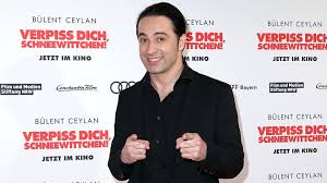 He plays several comic roles with frequent themes being the quirks of germans from turkish family backgrounds and people from mannheim, told in the dialect of mannheim. Bulent Ceylan Gesteht Ich Bin Fussfetischist Promiflash De
