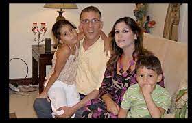 شعرت وكأنه زلزال، وزوجته من بين أولئك الذين تم إنقاذهم. ØªÙ…Øª Ø§Ù„Ø§Ø¬Ø§Ø¨Ø© Ø§Ø³Ù… Ø²ÙˆØ¬Ø© Ø­ÙÙŠØ¸ Ø¯Ø±Ø§Ø¬ÙŠ