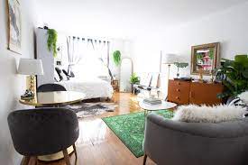Polka Dots And Hot Pink Help Make This Tiny Studio Quirky Chic Studio Apartment Decorating Modern Apartment Decor Small Apartment Decorating