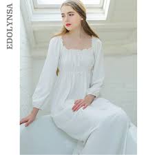 Une ravissante nuisette en 100% coton de pratesi fond blanc motif fleuri rose, deux bretelles, petit empiècements, elle est évasée, en parfait état, n'a jamais été porté, taille 44. Femmes Vetements De Nuit Longue Coton Blanc Chemise De Nuit Femmes Robes Princesse Vintage Interieur Vetements Confortable Robe De Nuit Ll21 Aliexpress