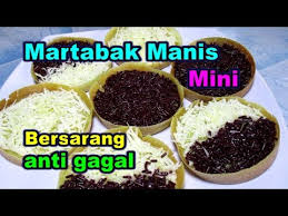 Dipertegas lagi ya, kalau kue bandung itu sebenarnya nama lain dari martabak itu sendiri, jadi jangan heran kalau ada yang bilang sesaat setelah menuang adonan di atas teflon maka segera benamkan sendokan sayur yang dijadikan sebagai sendok untuk menuang. Resep Martabak Manis Mini Tanpa Mixer Takaran Sendok Youtube