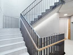 Nutzungsmix Zwischen Bach Und Bahn Wohnhaus In Tubingen Von Ackermann Raff Wohnhaus Fassade Haus Treppen Design