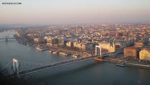 The city has an estimated population of 1,752,286 over a land area of about 525 square kilometres (203 square miles). Viaje A Budapest Hungria La Capital De Las Dos Ciudades