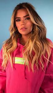 Karol g was born in medellín, colombia as carolina giraldo navarro on february 14th in the year 1991. Pin By Moises Junior Jr On Karolg Short Ombre Hair Red Ombre Hair Hair Styles