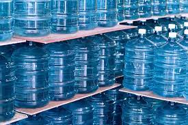 The imperial gallon of water is defined as 10.02 pounds at its maximum density while the weight of us dry gallon of water is defined as 9.71 pounds. How Much Does A Gallon Of Water Weigh Worldatlas