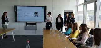 Mädchen stehen ihren männlichen altersgenossen bei der nutzung digitaler medien in nichts nach. Girls For It Der Girls Day In Der Bechtle Unternehmenszentrale