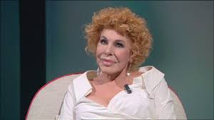 Escludo che mina riappaia, perché sarebbe un errore e lei di errori non ne fa, in questo senso. Ornella Vanoni Piu Madre Che Mamma L Intervista Clip Witty Tv