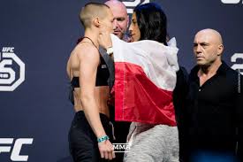In her first title bout, jędrzejczyk went up against carla esparza for the ufc in her third title defence, the former strawweight champ faced claudia gadelha at the ultimate fighter 23 finale in the mgm grand garden arena in las vegas, nevada where she defended her. Ufc 223 Results Rose Namajunas Is No Fluke Wins Joanna Jedrzejczyk Rematch Mmamania Com