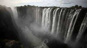 En geografía, a las cataratas, cascadas o saltos de agua desde una altura significativa.; El Extraordinario Dia En Que Se Secaron Las Enormes Cataratas Victoria Bbc News Mundo