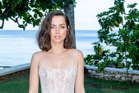 This cuban actress has shown her versatility in talent in both spanish and english, and she's already made quite the career for herself. Who Is Ana De Armas Meet The New Bond Girl
