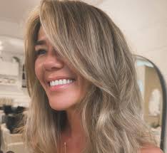 Hiiii !! Does any one interested to cut my hair like the first pic? This  week please 🙏 I can be a model thank you !!