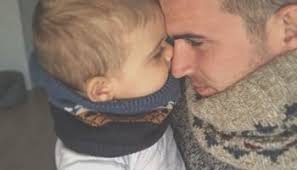 Peau à peau papa bébé : créer une relation forte entre papa et bébé