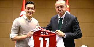 Fenerbahçe'nin yıldız futbolcusu mesut özil'in imza törenine özel hazırlanan ve özil'in imzaladığı 3 forma, toplam 36 bin 50 euro'ya satıldı. Mesut Ozil In Babasi O Fotografla Ilgili Konustu Erdogan Gibi Biriyle