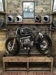Idees Pour Exposer Ses Collections De Gars Moto Pour Un Sous Sol De Gars Mancave Avec Design Industriel Garage De Moto Deco Garage Deco Moto