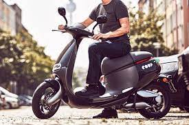 gogoro coup press image クープが始めるスクーターシェアリングサーヴィスは 30分3ユーロ 約340円 1日20ユーロ 約2 300円 という料金設定 ゴゴロはsmartscooterのスピードを時速28マイル 時速約45 e scooter scooter electric scooter