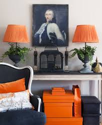 See more ideas about living room decor, living room orange, living room decor orange. Kontinental Stil Med Orange Som Accentfarg Orange Decor Orange And Grey Living Room Decor Living Room Decor Gray