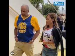 Young stephen curry making half court shots with his dad before being in the nba! Steph Curry Parents Seen Wearing Half Warriors Half Trailblazers Jerseys Youtube