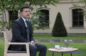 Її проводять на території державного підприємства. Preskonferenciya Zelenskogo Prosto Neba Trivala Tri Godini