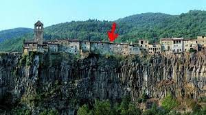 Castellfollit de la roca is a municipality in the comarca of garrotxa, in the province of girona, catalonia, spain. Cinglera De Castellfollit Castellfollit De La Roca Aktualisierte Preise Fur 2021