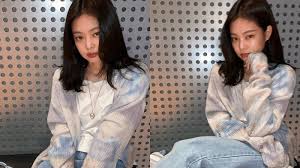 Blackpink update is where you can find all daily updates of jisoo, jennie, rosé and lisa from music blackpink jisoo and rosé will guest on tvn amazing saturday on october 10, 2020. Jennie Of Blackpink Proves That Pastel Is Still In This 2020 Inkistyle