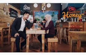 Bagi ahnaf pula, pertunangan ini diterima hanya kerana taatnya seorang anak.perbalahan semi. Best Sangat Ke Drama Dia Semanis Honey Tu